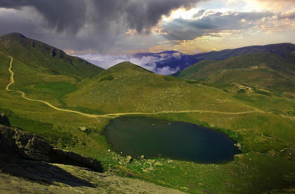 Explore Chinchao Lake: Guria's Crater-Like High-Altitude Wonder
