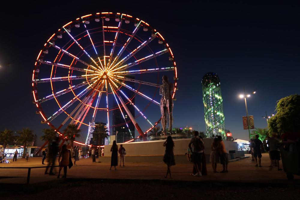 Batumi Panoramic Wheel: Soaring Views of Sea, City, and Mountains