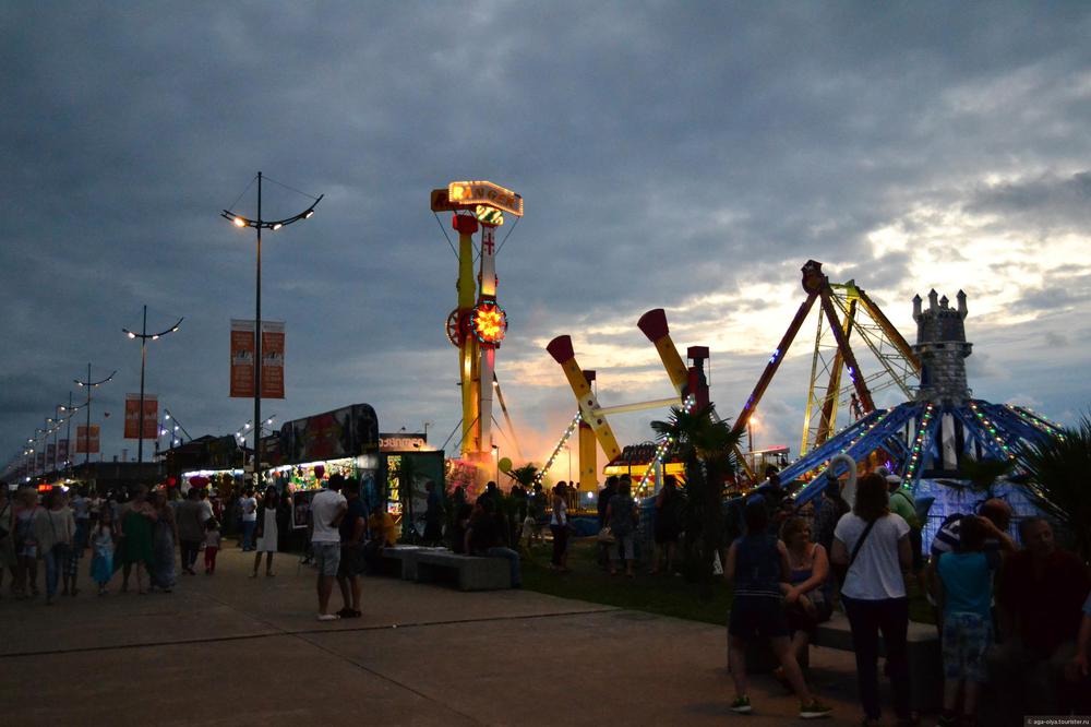 Batumi Lunapark: A Night of Thrills and Magic by the Black Sea